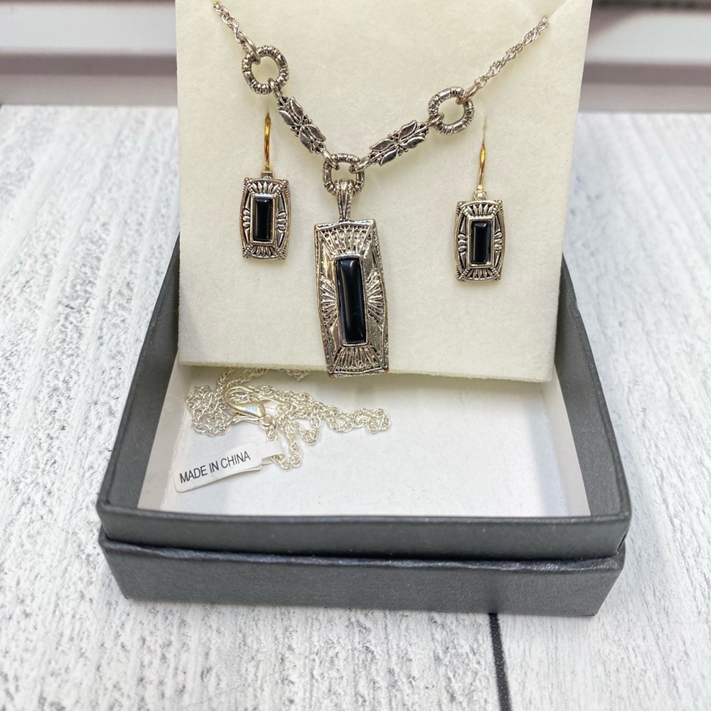 NIB Black Onyx Pendant Necklace With Earrings Silver Tone 20"